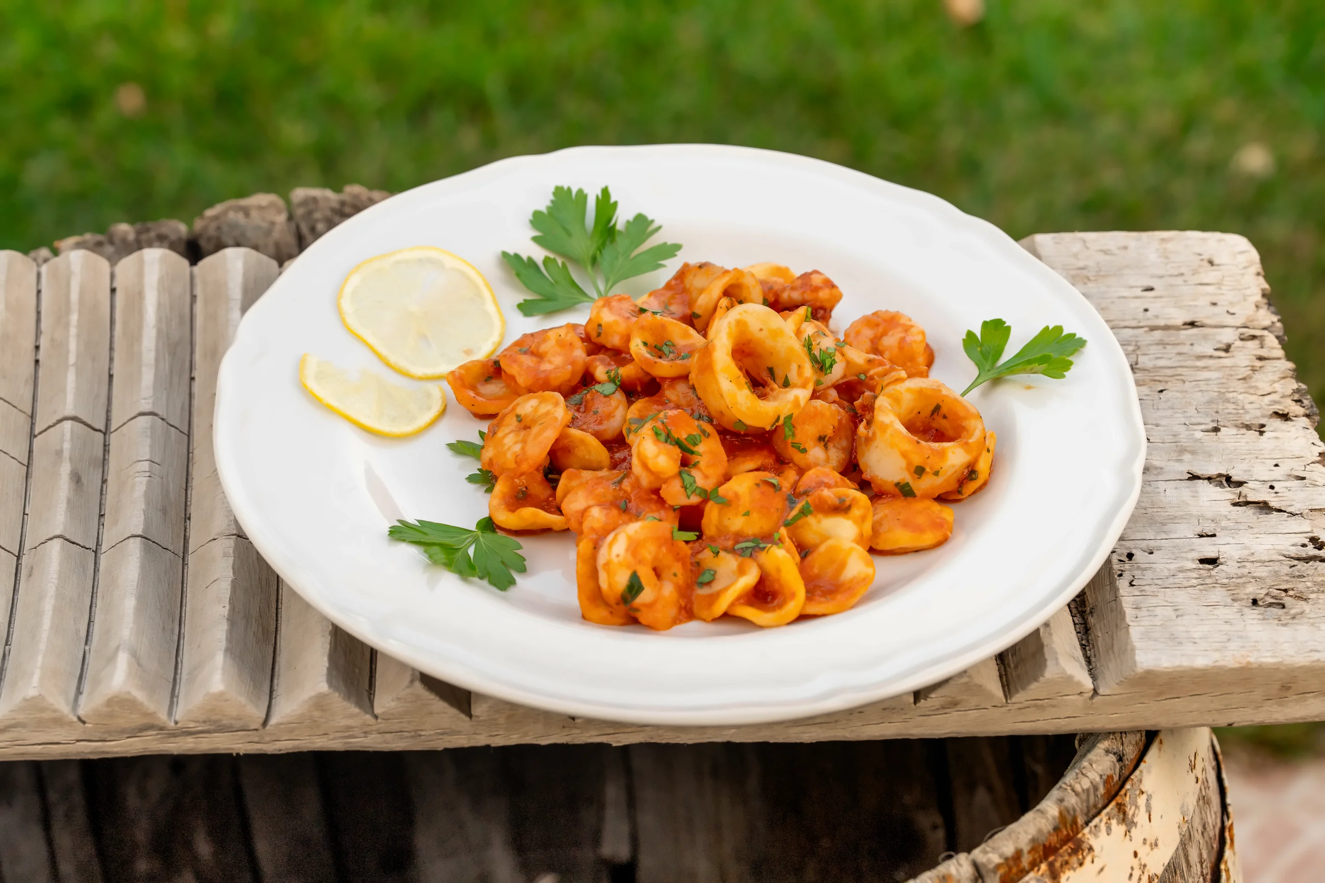 Orecchiette con pomodorini, calamari e gamberi*